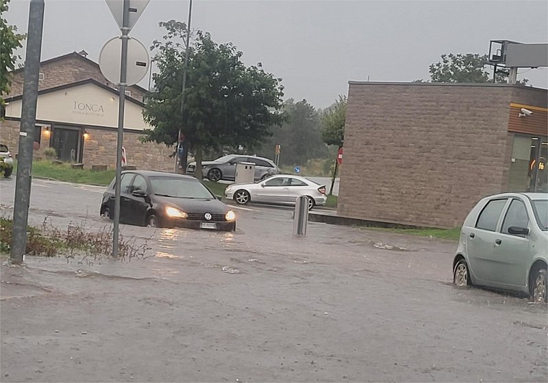 Močno neurje zajelo slovensko Istro: poplavljene ceste, zaprte železniške proge ... (FOTO in VIDEO)