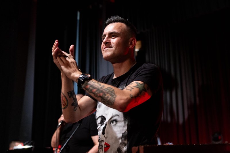 Omar Naber, pevec, glasbenik, prestava, trip to las vegas show