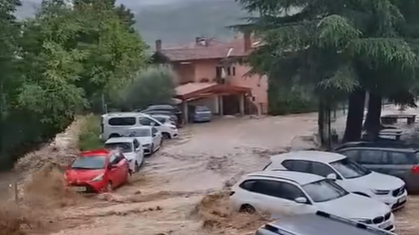Močno neurje zajelo slovensko Istro: poplavljene ceste, zaprte železniške proge ... (FOTO in VIDEO)