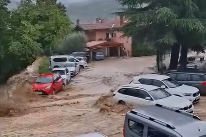 Močno neurje zajelo slovensko Istro: poplavljene ceste, zaprte železniške proge ... (FOTO in VIDEO)