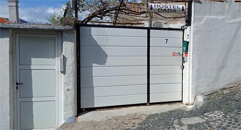 Jezna lastnica hostla turistu zaprla vrata pred nosom: "Najdite drugo nastanitev!"