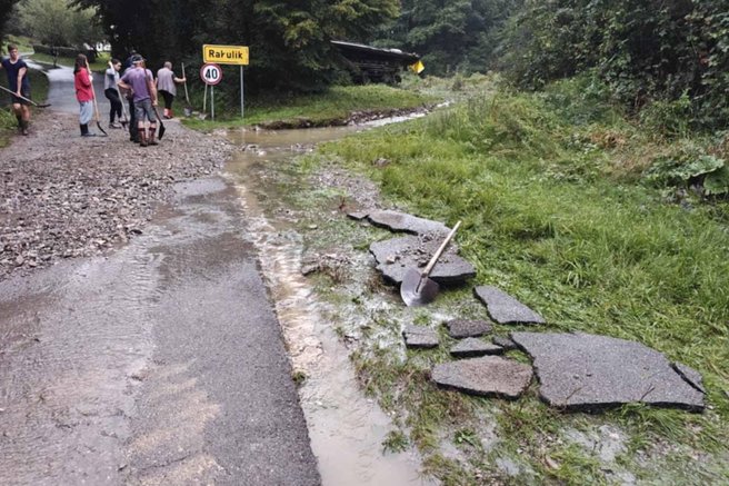Stanje na Severnoprimorskem in Notranjskem se umirja, vendar nevarnosti še ni konec: prihajajo nove padavine