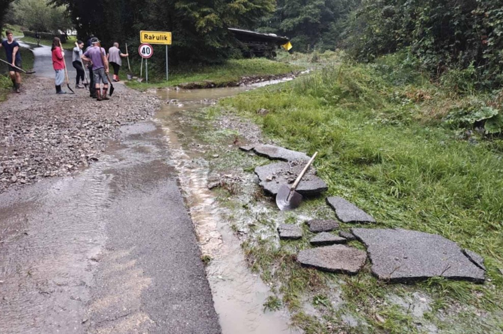 Stanje na Severnoprimorskem in Notranjskem se umirja, vendar nevarnosti še ni konec: prihajajo nove padavine (foto: Facebook/Občina Postojna)