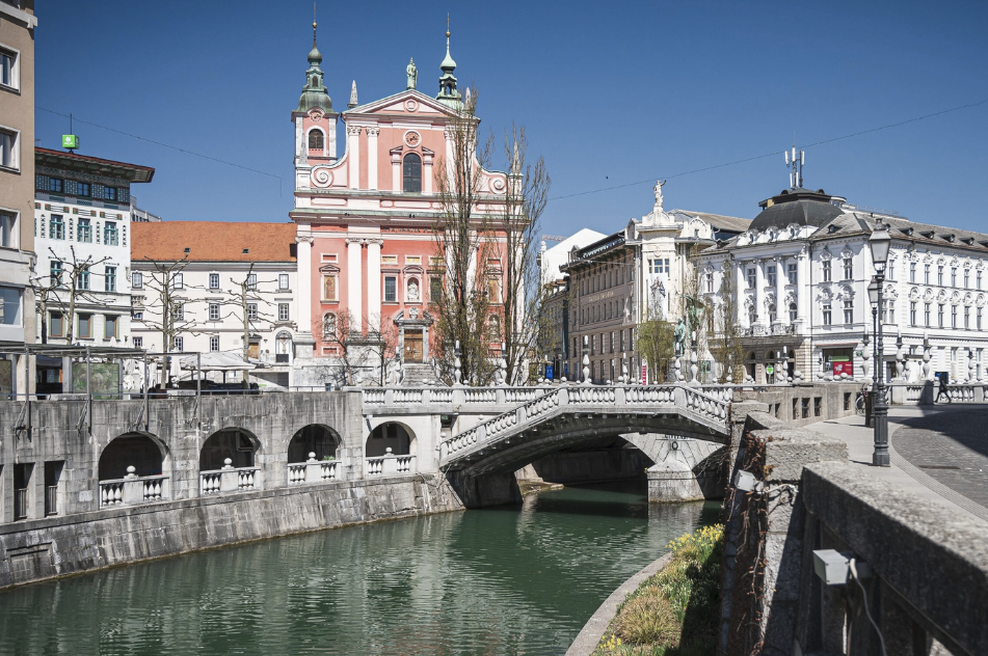 Reševalna akcija na Ljubljanici: policija iz vode potegnila tri osebe in psa (foto: Profimedia)