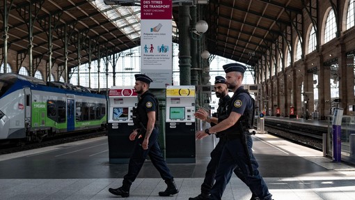 Policisti na železniški postaji preiskali potnika in osupnili, ko so videli, kaj je skrival v spodnjih hlačah