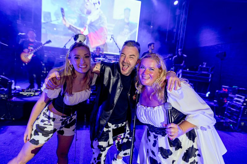 Agropop se po dveh desetletjih vrnil na oder in posvetil nastop Šerbi