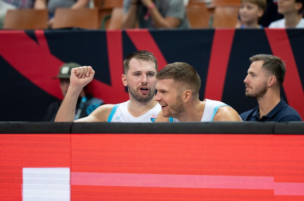 Sporna objava in preprost čustveni simbol, zaradi katerega o Sloveniji pišejo celo v Nemčiji: takole so jo označili in te besede odmevajo (foto: Profimedia)