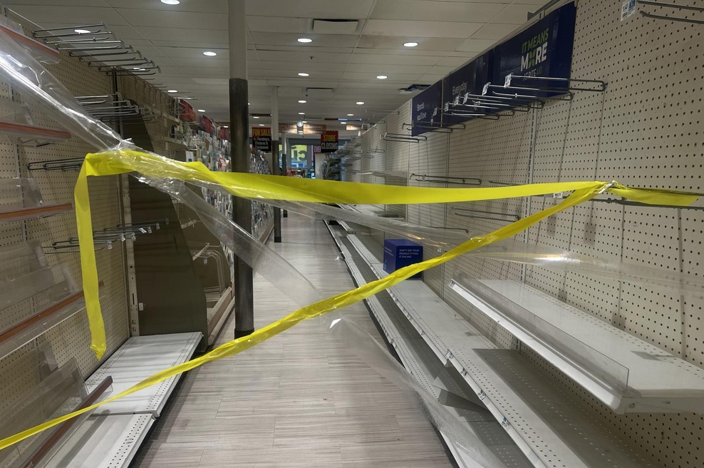 Ostale le prazne prodajne police: priljubljeni trgovec se je sesedel sam vase, kmalu bo zaprl še zadnje poslovalnice (foto: Profimedia)