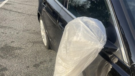 Vozniki vse pogosteje prekrivajo vzvratna ogledala s plastično vrečko: za tem se skriva dober razlog