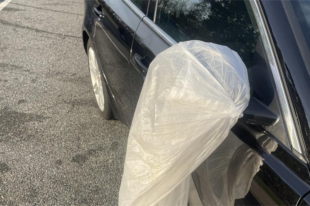 Vozniki vse pogosteje prekrivajo vzvratna ogledala s plastično vrečko: za tem se skriva dober razlog (foto: X/ianollis)