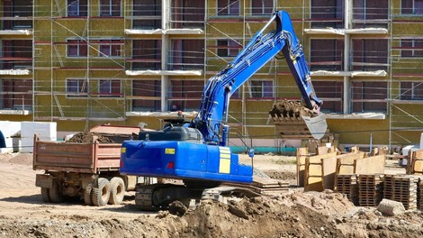 gradbisce odkritje okostja delovni stroji gradbinci arheologija