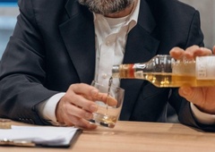 V znanem podjetju se zaposleni utapljajo v alkoholu: šefi obupani, stranke pa na robu potrpljenja