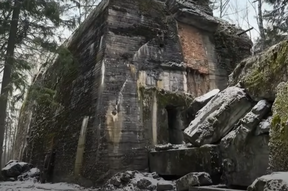 Arheologi kopali pod Hitlerjevim brlogom: srhljiva najdba pretresla celo vsega hudega vajene raziskovalce (foto: YouTube/posnetek zaslona)