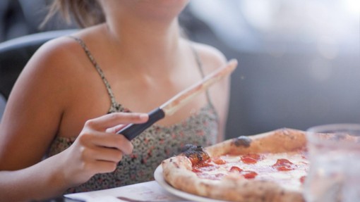 Ves čas napačno jemo pico: italijanski chef razkriva pravi način in vse, kar pri uživanju te delicije delamo narobe