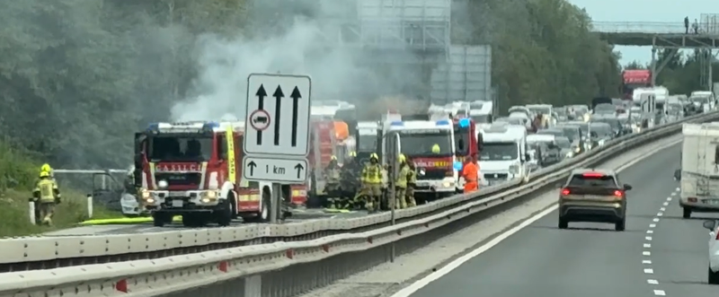 Vozniki, pozor: na štajerski avtocesti gori vozilo, nastaja zastoj (FOTO)