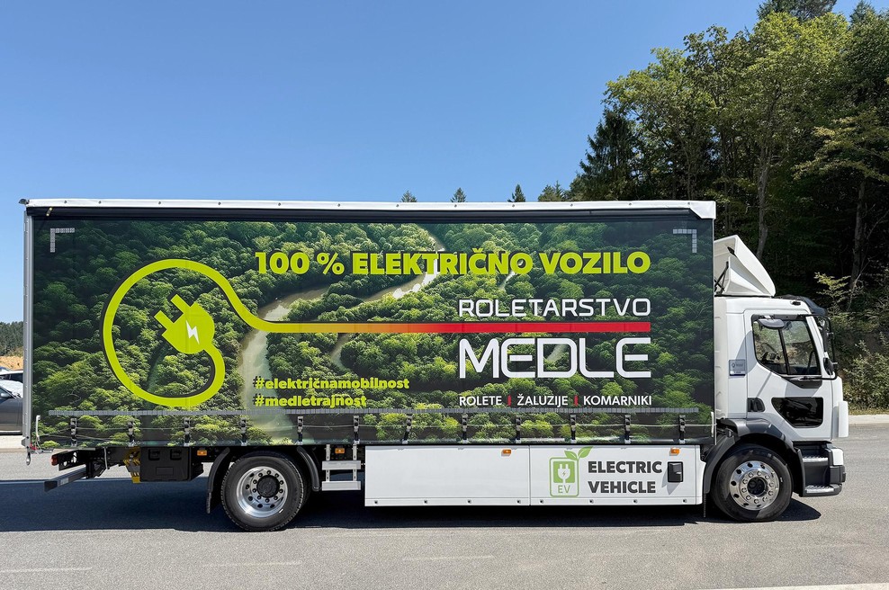 Roletarstvo Medle s prvim električnim tovornim vozilom, polnjenim iz  lastne sončne elektrarne (foto: Medle)
