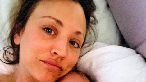 zgrožena mama dojenčica tašča obrok hrana zapis