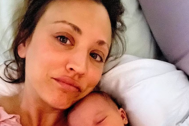 zgrožena mama dojenčica tašča obrok hrana zapis