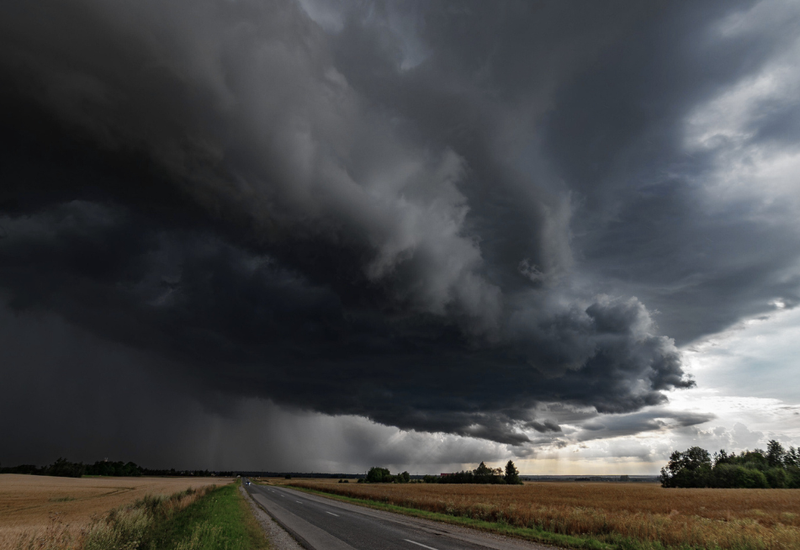 Čaka nas huda ura, Arso prižgal rdeči alarm: znano je, kje bo najhuje in kako dolgo bo trajalo