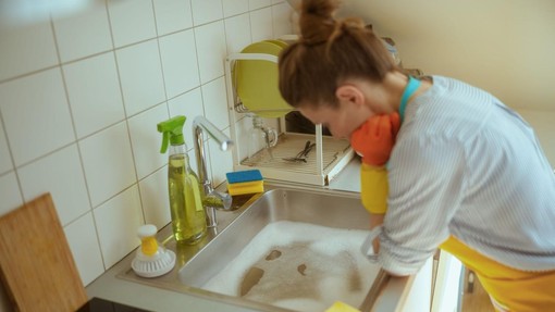 Vam voda zastaja v pomivalnem koritu? S tem trikom boste v desetih minutah odmašili cevi