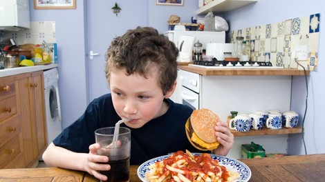 otrok debelost burger prehrana lakota statistika unicef