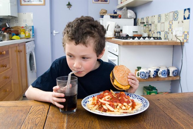 otrok debelost burger prehrana lakota statistika unicef