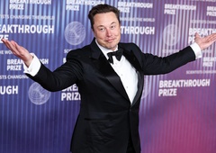 Elon Musk izgubil prestol najbogatejšega na svetu. Prehitel ga je ...