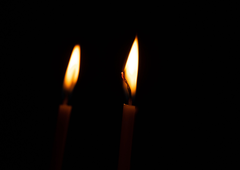 Glasbeni svet zavit v črnino: zaradi hude bolezni umrl pevec legendarne glasbene skupine