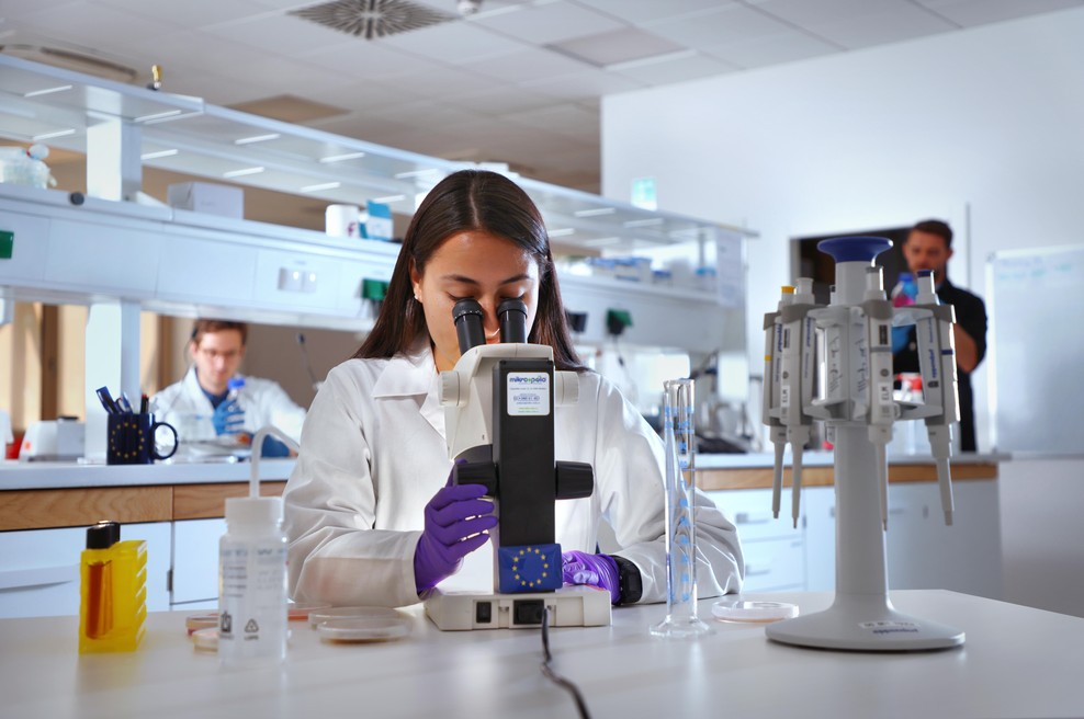 Raziskovalci v Izoli preučujejo glive, ki uspevajo v različnih okoljih, zaradi česar so idealne za razvoj bolj zdravih in okolju prijaznejših izdelkov. (foto: © Evropska unija 2025)