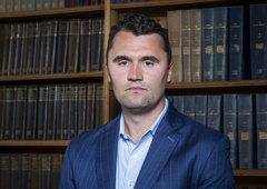 Prijeli osumljenca za umor Charlieja Kirka: "Nekdo, ki mu je bil zelo blizu, ga je prijavil"