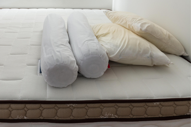 Porumeneli vzglavniki na postelji