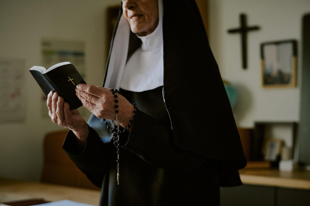 Nenavadno dogajanje pri naših sosedih: tri ostarele nune pobegnile z doma starejših in se naselile v ... (foto: Profimedia)