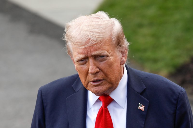 Trump si je premislil: zdaj podpira objavo Epsteinovih dosjejev