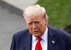 Trump si je premislil: zdaj podpira objavo Epsteinovih dosjejev