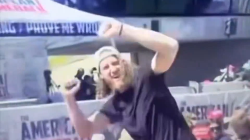 Znano je, kdo je moški s kapo, ki naj bi se glasno veselil ob umoru desničarskega aktivista Charlieja Kirka