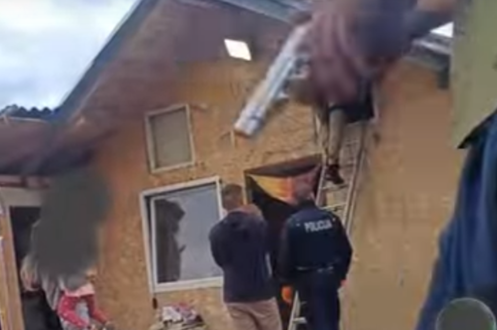 Incident v Kočevju: policisti iskali orožje, možakar pa je za njihovimi hrbti mahal s pištolo, to posnel in objavil (foto: Youtube/Utrip vaše občine/posnetek zaslona)
