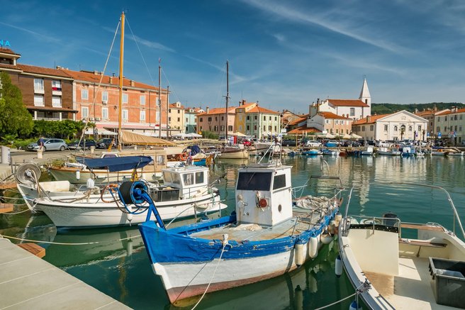 Avtomobili, ladje, letala: številke, ki razkrivajo novo realnost slovenskega prometa