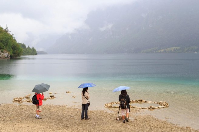 Bohinjsko jezero turistke dez