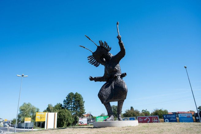 Ob 120-letnici Perutnine Ptuj mesto dobiva novo umetniško pridobitev -  skulpturo Kurenta