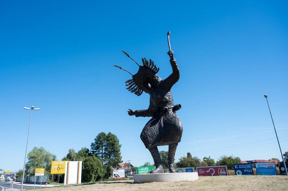 Ob 120-letnici Perutnine Ptuj mesto dobiva novo umetniško pridobitev -  skulpturo Kurenta (foto: promocijska fotografija)