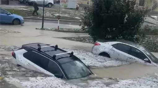 "Dobeseden potop v Novem mestu": številni avtomobili pod vodo, klestila tudi toča (FOTO in VIDEO)