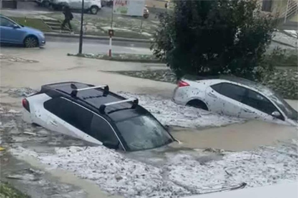 "Dobeseden potop v Novem mestu": številni avtomobili pod vodo, klestila tudi toča (FOTO in VIDEO) (foto: Facebook/Neurje.si/Stanković Goga)