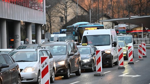 Stres, nevarna prehitevanja in trobljenje na vsakem koraku: vožnja po Ljubljani razburja Slovence