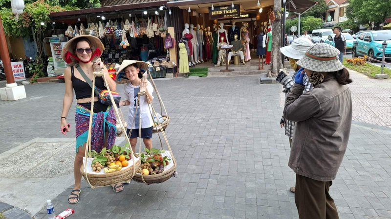 Slovenska podjetnika odkrito o življenju na poti: "Verjetno bomo zapravili več denarja, kot je bilo načrtovano"