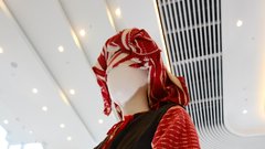 Razstava te sezone je bila posvečena različnim ruskim regijam s tradicionalnimi oblačili in dizajni, ki so jih interpretirali skozi sodobno prizmo.