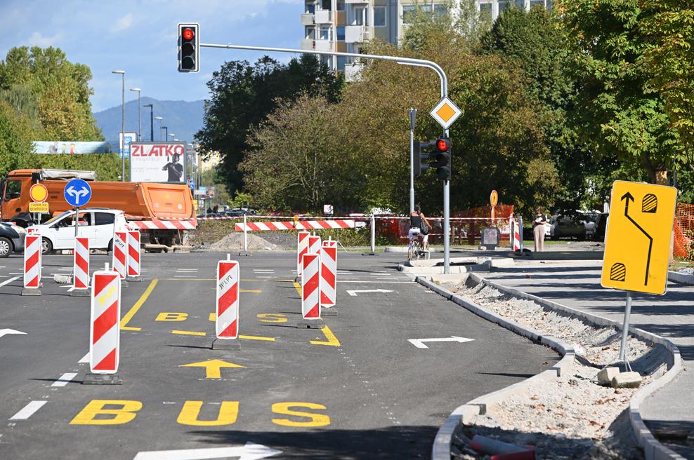 Mestna občina odgovarja razjarjenim stanovalcem: "Priporočamo, da potrpite do ..." (foto: Žiga Živulovič jr./Bobo)
