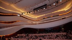 O mednarodni razsežnosti vrhovnega združenja naj ne pričajo zgolj vtisi, temveč tudi številke. Prisostvovalo je več kot 100 strokovnih delegatov iz več kot 60 držav. Dober glas pač seže v deveto vas - dogajanje je za nameček privabilo na stotine radovednih poslušalcev.