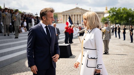 Ona ali on: zakonca Macron tožita vplivnico zaradi bizarnih trditev