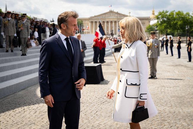 Ona ali on: zakonca Macron tožita vplivnico zaradi bizarnih trditev