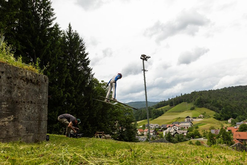Jernej Kumer iz skakalnega kluba Žiri o ključni vlogi športa pri mladih: "S športom se mladi razvijajo na vseh področjih."